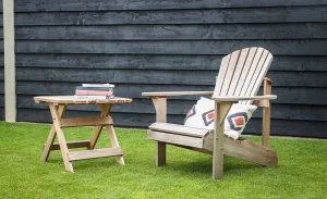 houten bijzettafel naast houten comfy chair